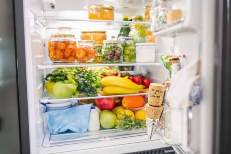 Pourquoi vous devriez toujours mettre un bouchon en liège dans votre frigo : l'astuce géniale à connaître.jpg
